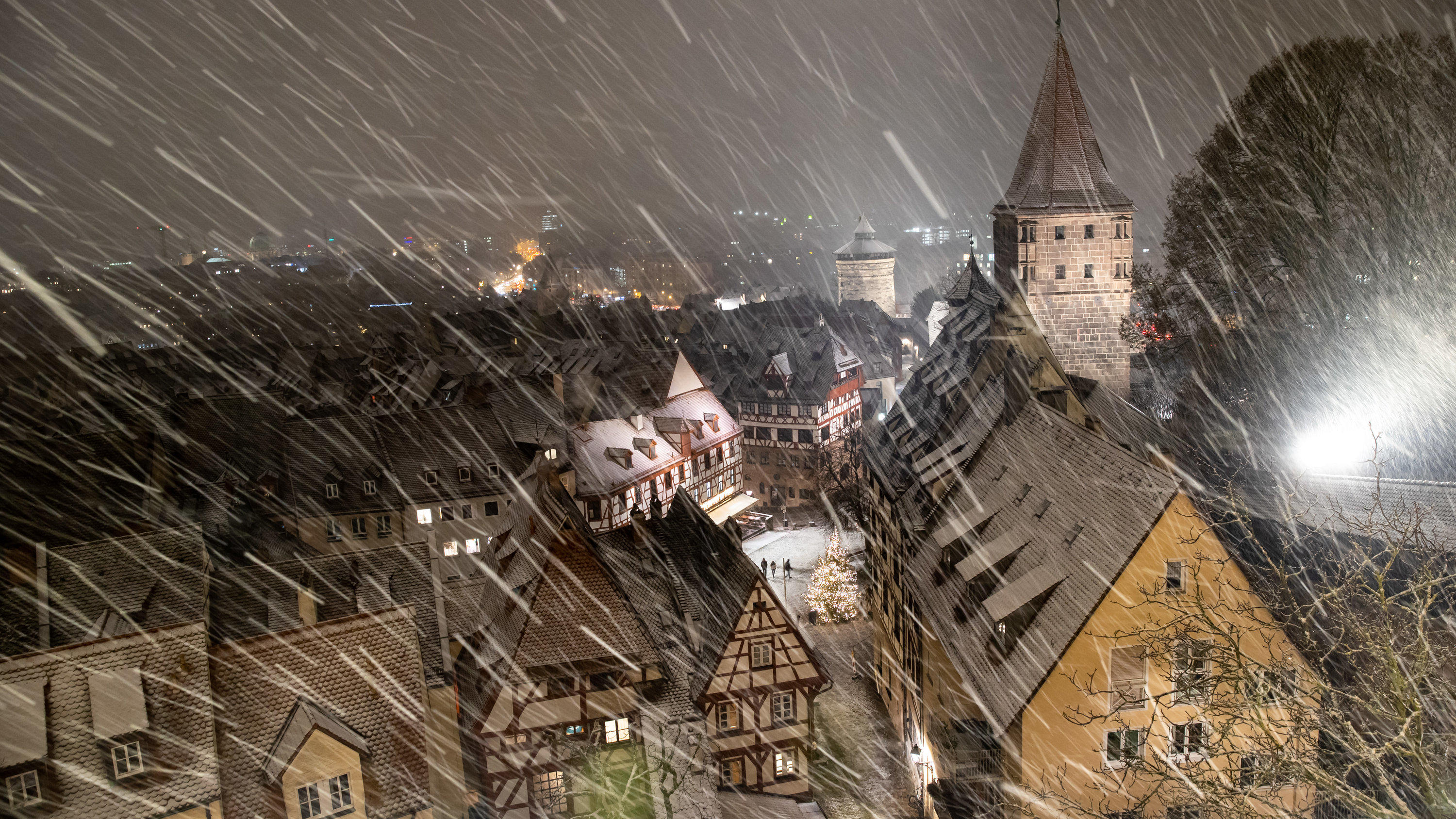 Bayern, Nürnberg: Schnee fällt über der Altstadt. 