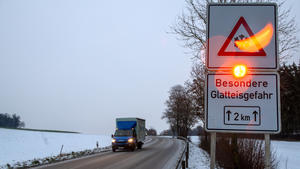 08.12.2021, Bayern, Wittislingen: Ein Straßenschild warnt mit einer Blinkleuchte vor Glatteis. Für den Vormittag wurde im Süden vor Eisregen gewarnt. Foto: Stefan Puchner/dpa +++ dpa-Bildfunk +++