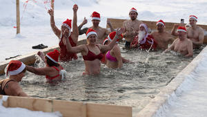  KEMEROVO, RUSSIA  DECEMBER 12, 2021: Members of the Snegiri Bullfinches winter swimming club have a swim in Lake Krasnoye. Maxim Kiselev/TASS PUBLICATIONxINxGERxAUTxONLY TS11B854
