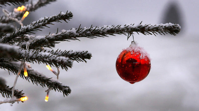 ARCHIV - 08.12.2014, Bayern, Unterjoch: Ein geschmückter Christbaum steht im Garten eines Bauernhofes. Der Klimawandel schmälert in vielen Regionen Deutschlands die Aussicht auf Weiße Weihnachten. (zu dpa: «Experten: Weiße Weihnacht wegen des Klimawa