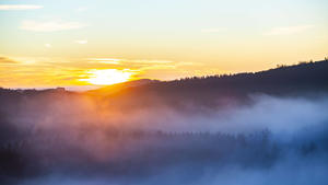 In Winterberg im Hochsauerlandkreis NRW hat sich am Morgen beim Sonnenaufgang Frühnebel gebildet. Die Temperaturen liegen deutlich unter 0 Grad. Frühnebel Winterberg *** In Winterberg in the Hochsauerlandkreis NRW early morning fog has formed at sunrise The temperatures are well below 0 degrees Early morning fog Winterberg