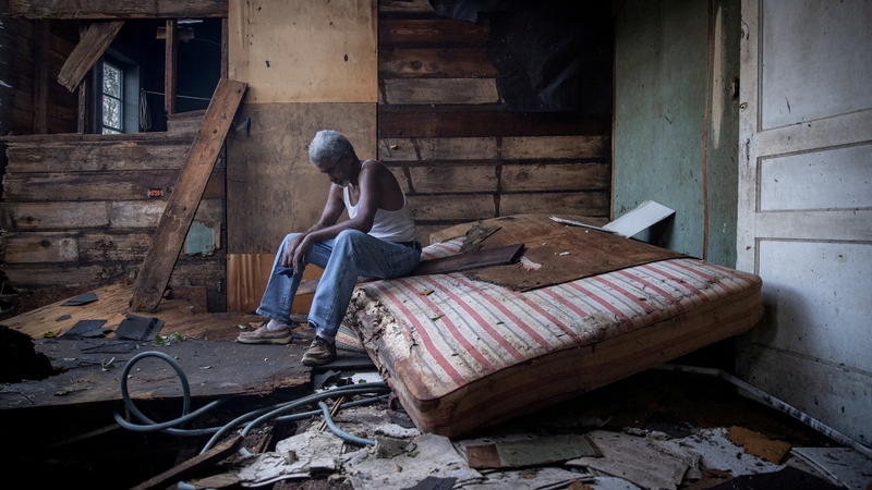 Theophilus Charles, 70, nach Hurricane Ida in seinem Haus