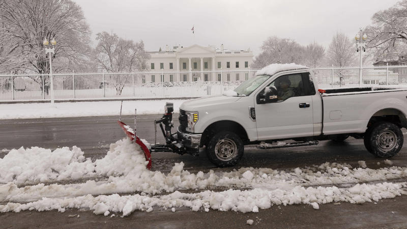  220103 -- WASHINGTON, Jan. 3, 2022 -- A snowplow works near the White House after a snowstorm in Washington, D.C., the United States, on Jan. 3, 2022. Heavy snow storms on the U.S. East Coast are a major reason for the cancellation of thousands of f