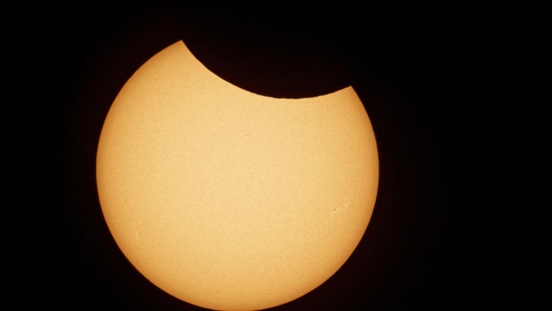 ARCHIV - 10.06.2021, Nordrhein-Westfalen, Köln: Nur ein kleiner Teil der Sonne wird bei einer Partiellen Sonnenfinsternis vom Mond verdeckt. Das Bild wurde mit einem Teleskop mit 2000mm Brennweite und einer Nikon Z6 gemacht. Eine totale Mondfinsterni