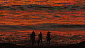 November 12, 2021, Los Angeles, California, U.S: People stand on the shoreline during a fall heatwave in Playa Del Rey. (Credit Image: © Jonathan Alcorn/ZUMA Press Wire