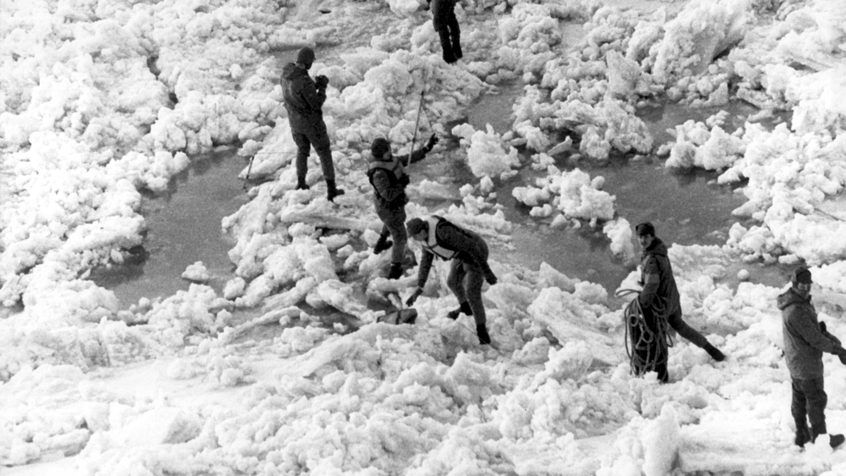 Pioniere der Bundeswehr bereiten am 15. Januar 1987 einen riesigen Eispropfen auf der Elbe zur Sprengung vor. Eismassen haben den Fluß anschwellen lassen, zahlreiche Ortschaften sind von einer Überschwemmung bedroht.