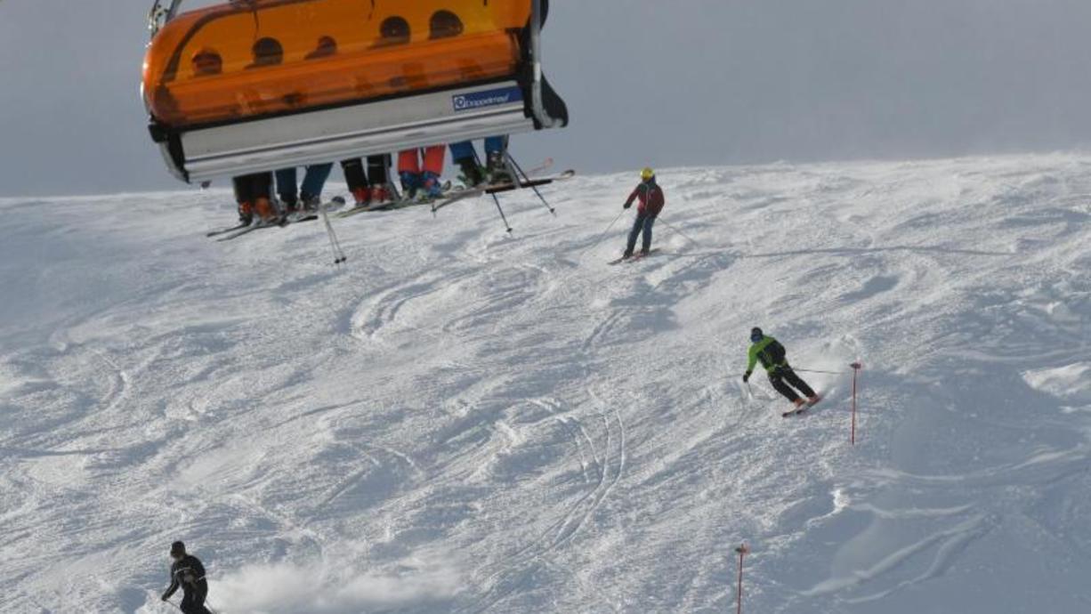 Unglück auf einer Skipiste auf der Zugspitze bei Garmisch-Partenkirchen: Eine 30-jährige Frau aus NRW wurde beim Skifahren auf Deutschlands höchstem Berg schwer verletzt.