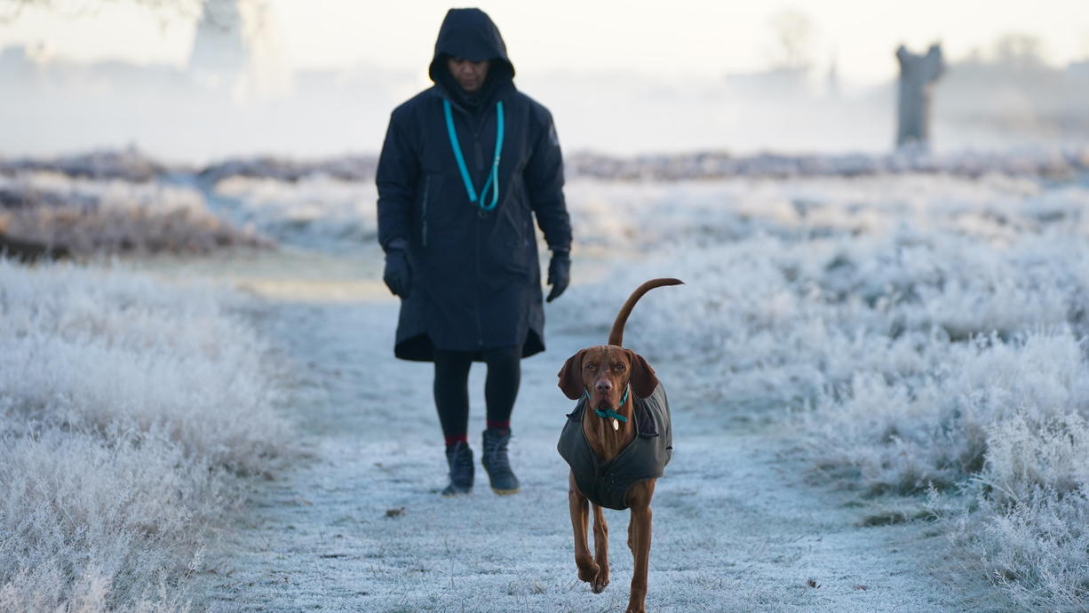 Harte Zeiten für Sonnenfreaks und Schneeflockenliebhaber: Der Februar wird mild und total verregnet. Es gibt aber eine sonnige und winterliche Ausnahme. Immerhin im Süden sieht es trocken und kühl aus. Und der Januar will wohl frostig enden.