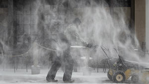 16.01.2022, USA, Winston-Salem: Colin Queen räumt Schnee auf dem Fußweg entlang der Fifth Street während eines Wintersturms. Foto: Allison Lee Isley/The Winston-Salem Journal/dpa +++ dpa-Bildfunk +++