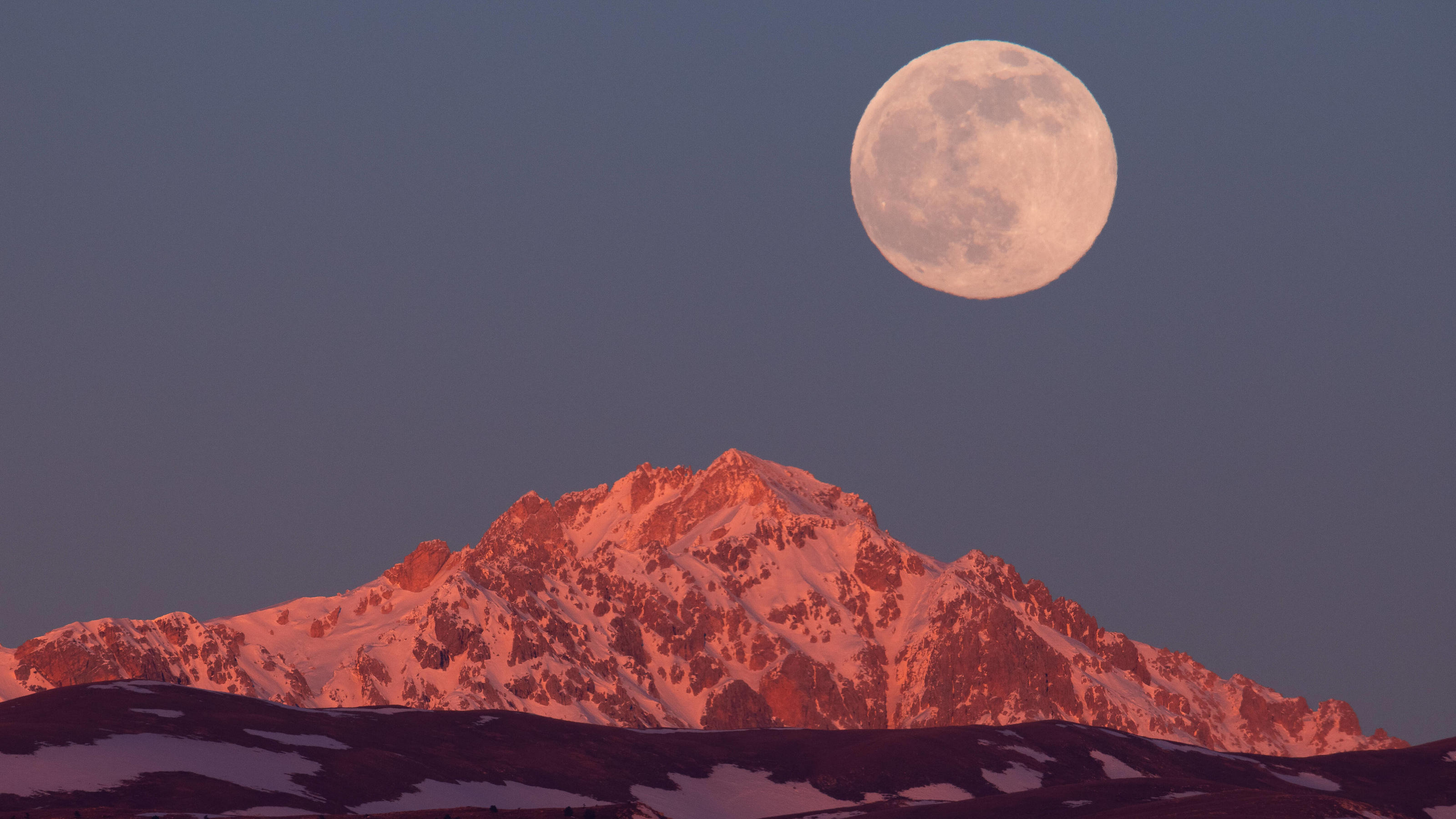 First 2022 Full Moon In Italy Full moon sets behind Monte Prena in Gran Sasso d Italia National Park on January, 2022. First full moon of the year is the Wolf moon according to native north Americans. L Aquila Italy PUBLICATIONxNOTxINxFRA Copyright: xLorenzoxDixColax originalFilename: dicola-notitle220117_npJmc.jpg