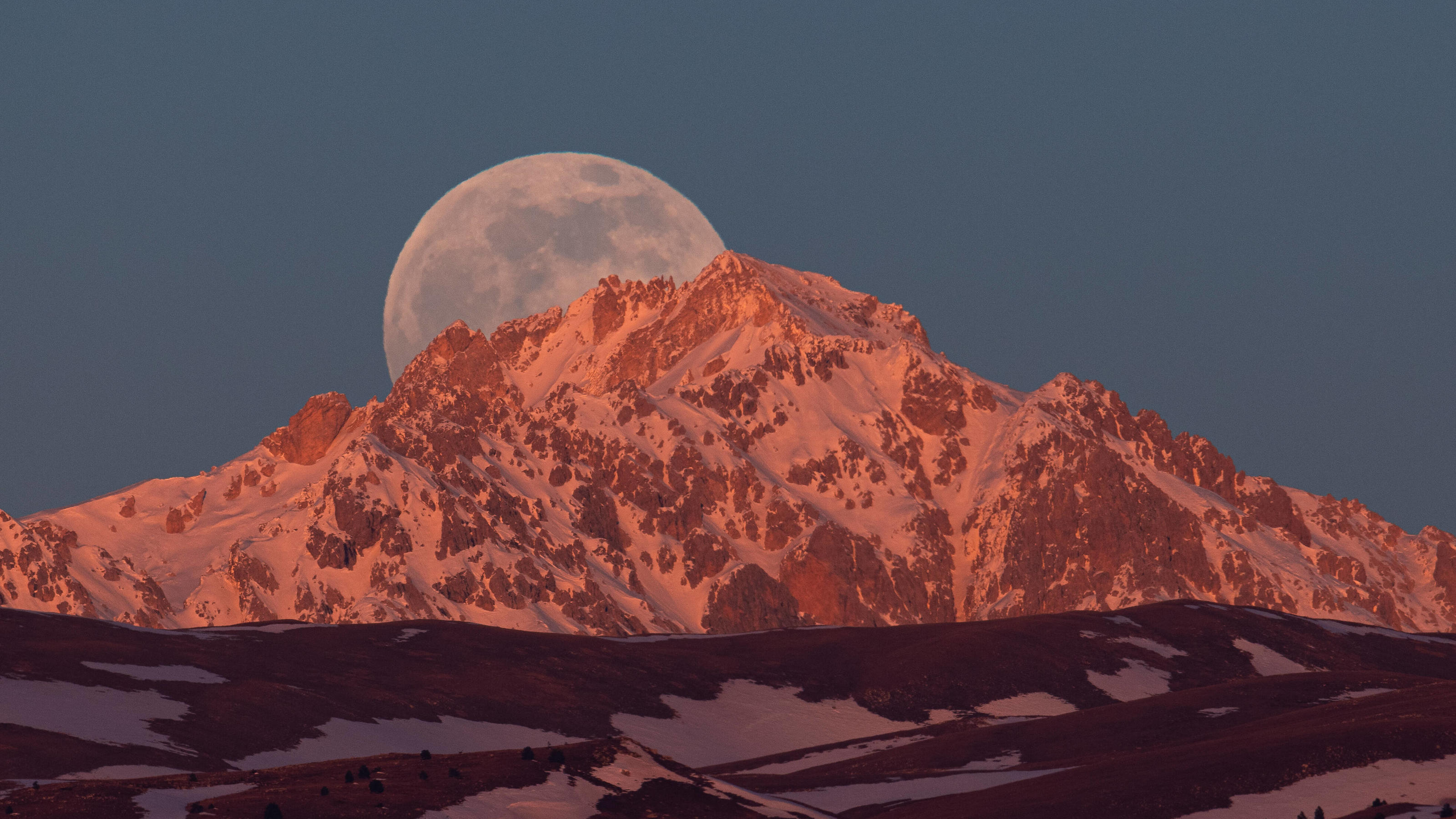  First 2022 Full Moon In Italy Full moon sets behind Monte Prena in Gran Sasso d Italia National Park on January, 2022. First full moon of the year is the Wolf moon according to native north Americans. L Aquila Italy PUBLICATIONxNOTxINxFRA Copyright: xLorenzoxDixColax originalFilename: dicola-notitle220117_npXTm.jpg