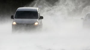 27.02.2018, Mecklenburg-Vorpommern, Ahrenshoop: Schneeverwehungen behindern den Verkehr. (zu «Frost, Schnee und Sonne - Winter geht noch mal in die Vollen» vom 27.02.2018) Foto: Bernd Wüstneck/dpa +++ dpa-Bildfunk +++