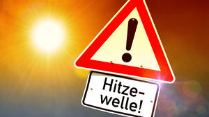 Brennende Sonne und Schild mit Aufschrift Hitzewelle, Symbolfoto Klimaerwà rmung und Hitzewelle
