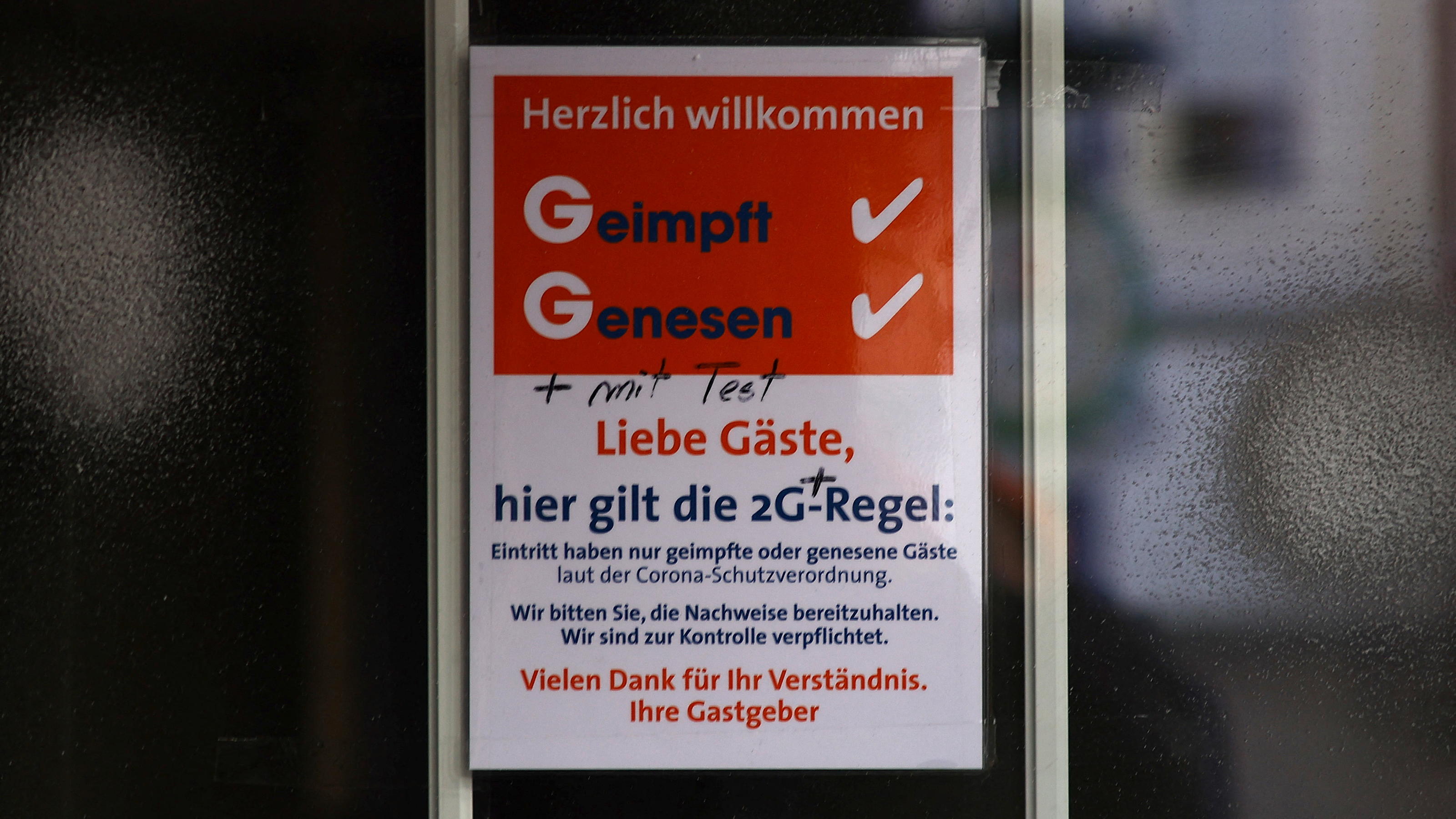 A sign shows the requirements to enter restaurants and bars as the spread of the coronavirus disease (Covid-19) continues in Frankfurt, Germany, January 18, 2022. 2Gplus rule in Germany means Geimpft (vaccinated), Genesen (recovered) and plus (negative test or booster certificate). REUTERS/Kai Pfaffenbach