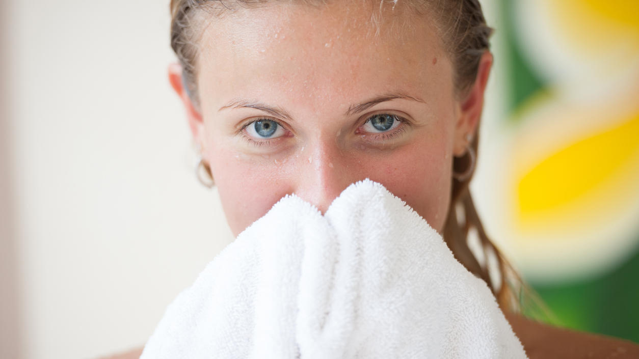 Handtücher sollten Sie regelmäßig wechseln und richtig reinigen, um Krankheitserreger zuverlässig abzutöten.