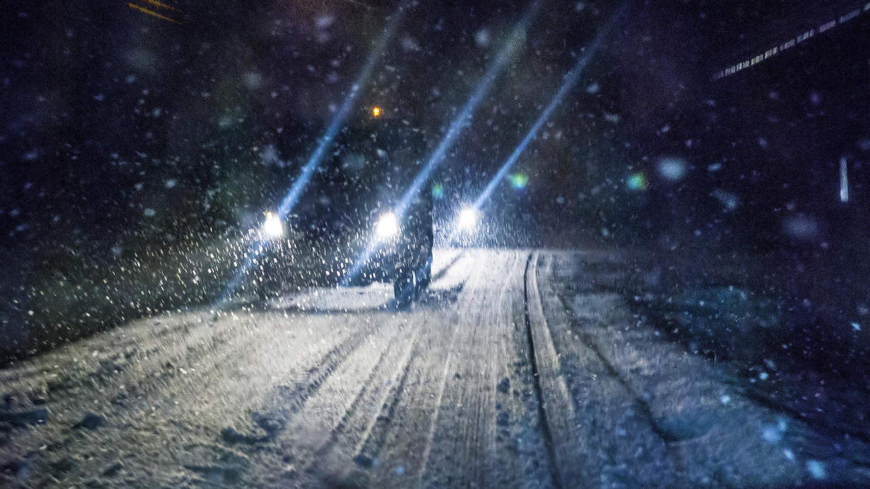 In der Nacht zum Sonntag schneit es im Alpenvorland und im Stau der Alpen weiter, da können sich bis morgen früh nochmal bis zu 40 Zentimeter Neuschnee ansammeln. Ansonsten geht es unspektakulär unter dicken Wolken durch die Nacht.