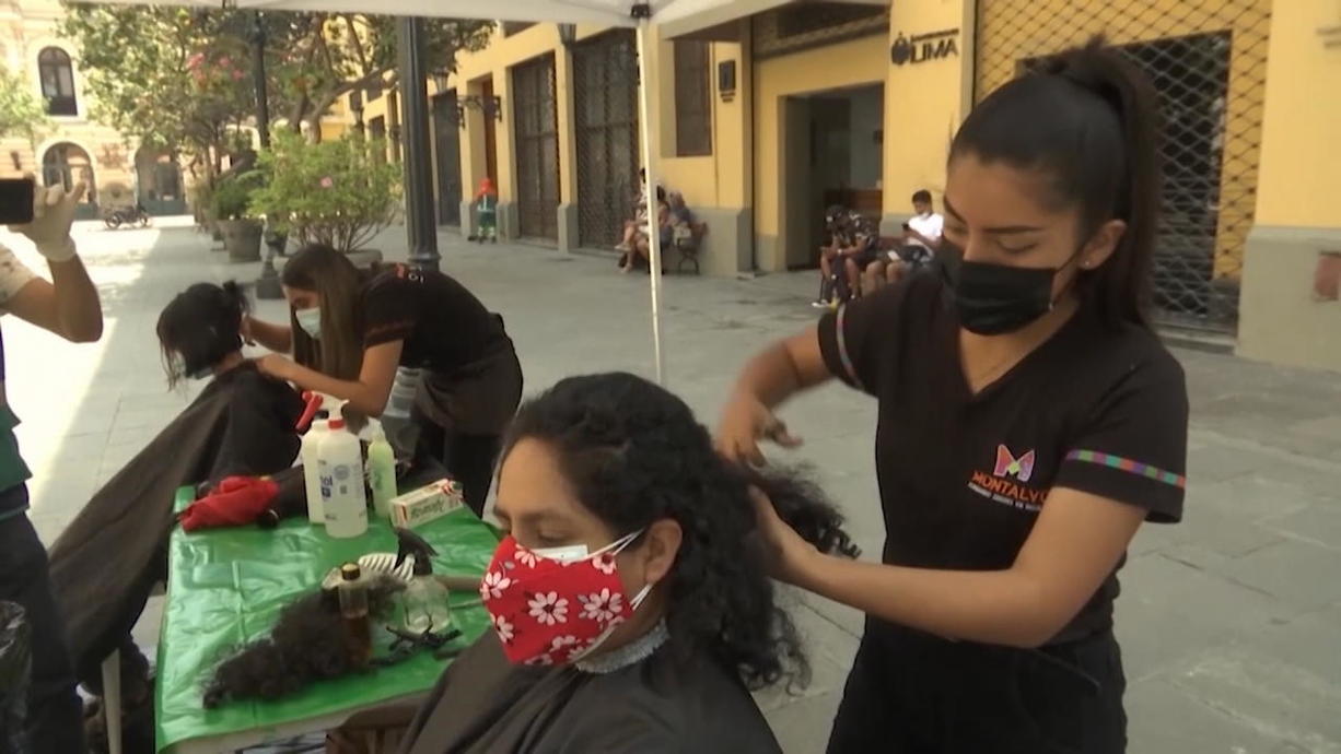 Bevölkerung bekämpft Öl mit Haaren