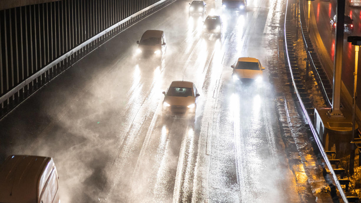 Die Nacht wird im Süden und Westen teils klar und eisig kalt, teils bildet sich aber auch Nebel. Über Schnee sind Tiefstwerte unter -10 Grad zu erwarten. Dann besteht bei leichtem Frost Gefahr von Straßenglätte.