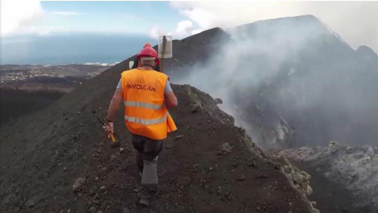 Nachdem der Vulkanausbruch auf La Palma nach drei Monaten für beendet erklärt wurde, wurde einem Kamera-Team jetzt ein seltener Zugang zum Kraterrand des Vulkans gewährt.
