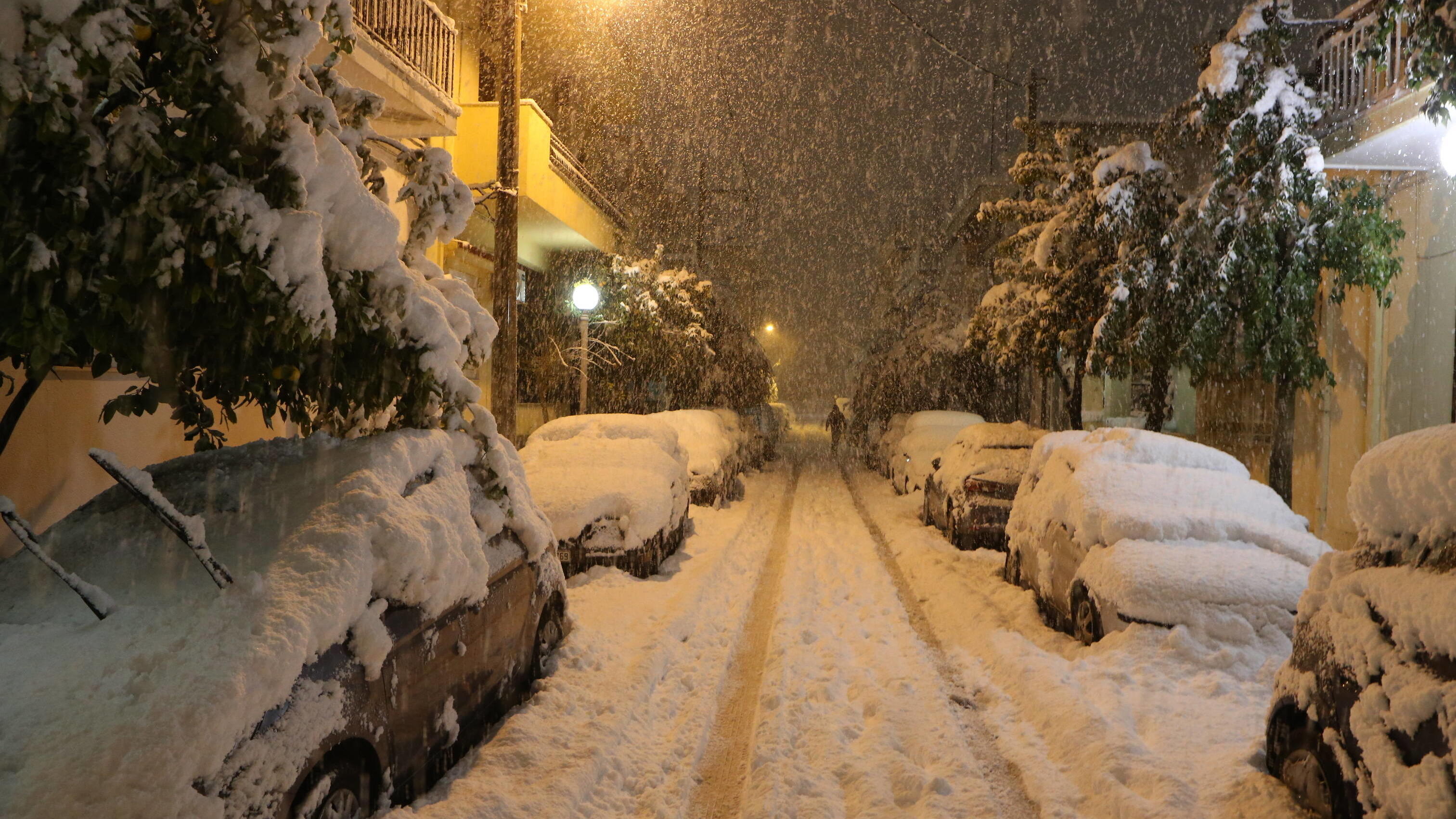 News Bilder des Tages January 24, 2022, Athens, Greece: People walk on the snow-covered street during snowstorm in Athens. The bad weather front Elpis is expected to intensify in the following hours, with heavy snowfall in the east and south of the country, very low temperatures, and strong winds in the Aegean. Athens Greece - ZUMAv62_ 20220124_zaf_v62_054 Copyright: xAristidisxVafeiadakisx