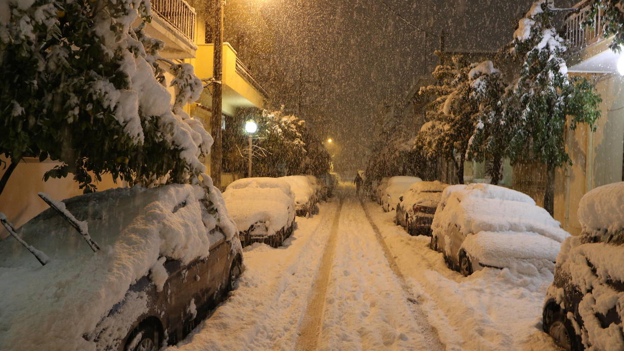 Während es bei uns zu warm ist, tobt sich der Winter im Mittelmeerraum aus. Selbst auf den griechischen Inseln fiel Schnee. Im Hochland der Türkei ist Schnee nicht so selten, aber die Mengen sind wirklich krass. In manchen Städten geht nix mehr.