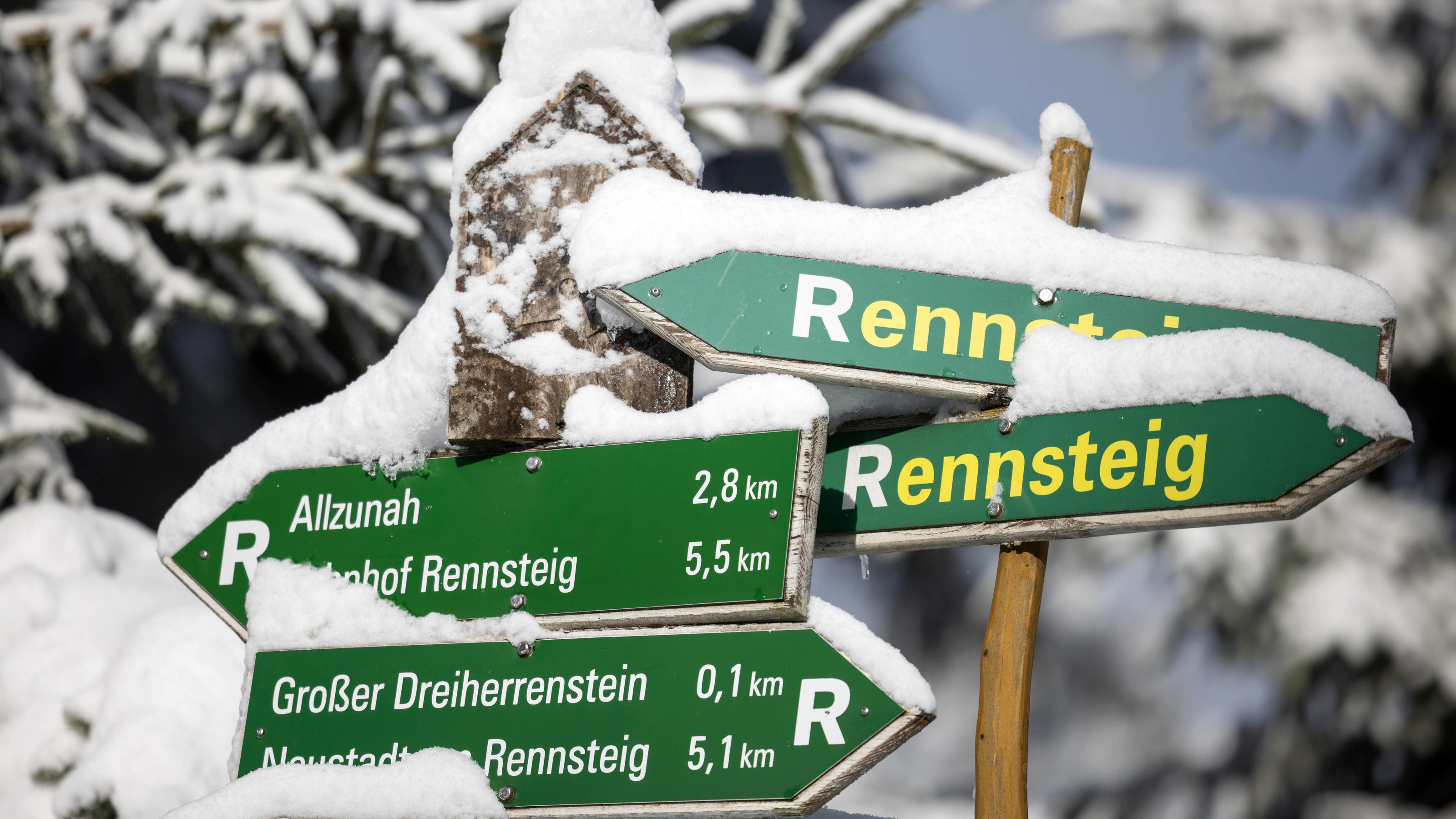  Schnee im Thüringer Wald. Ein Wegweiser am Rennsteig ist von Schnee bedeckt. Ilmenau Thüringen Deutschland