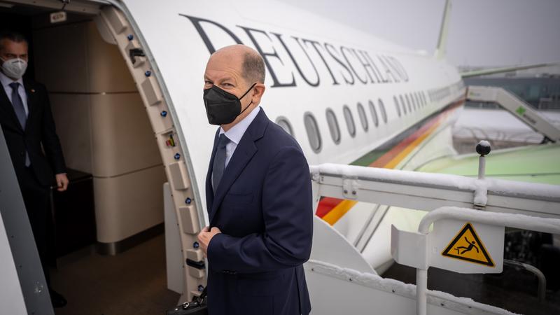 Bundeskanzler Olaf Scholz (SPD) steigt am Flughafen BER in einen Airbus der Flugbereitschaft.