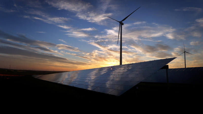 Windräder und eine Solaranlage in Unterfranken. Der auch im Ökostrom-Geschäft tätige Baywa-Konzern kritisiert Pläne der EU, Investitionen in Atomkraft für nachhaltig zu erklären.