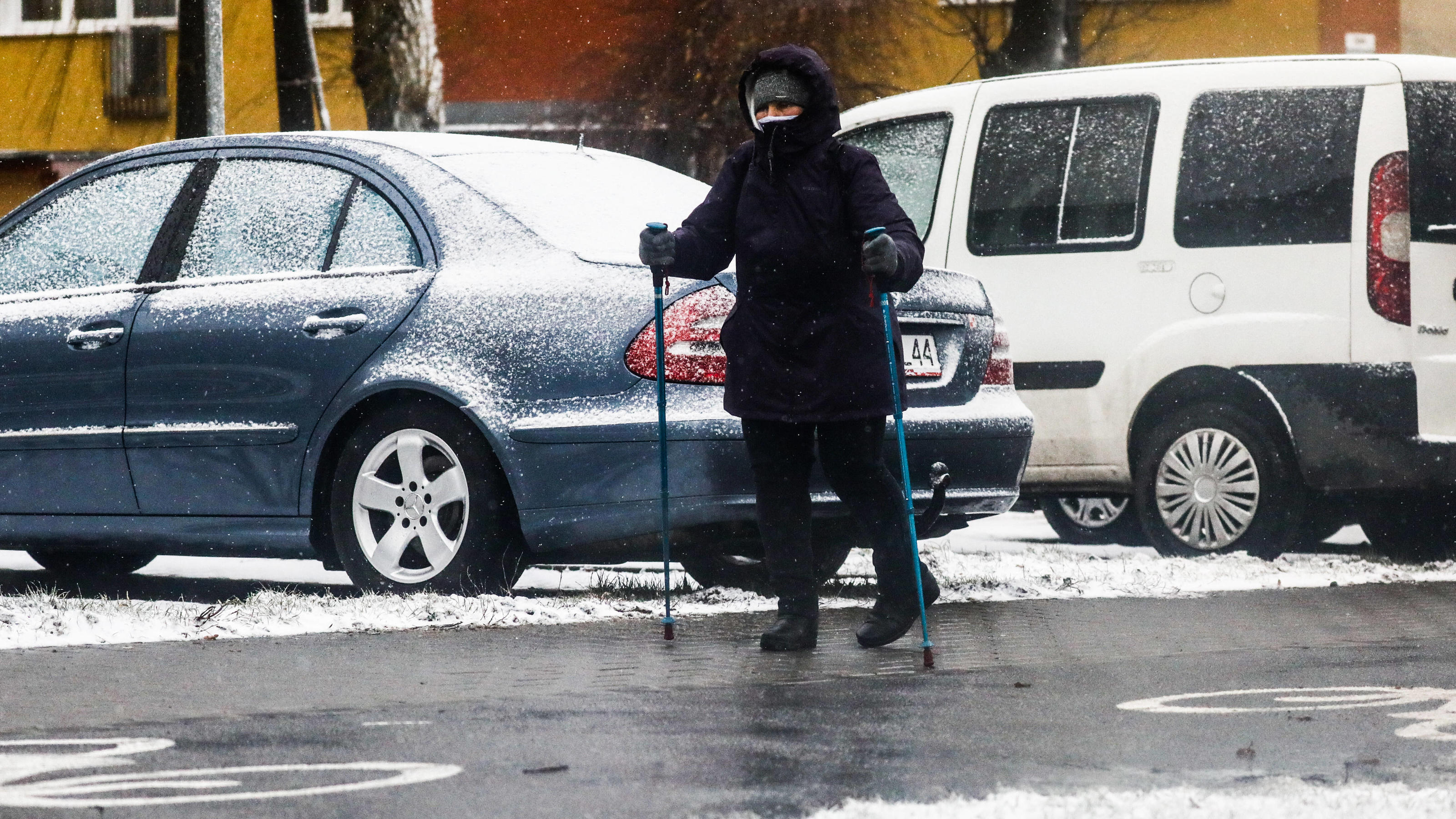 Polen, Winterwetter in Krakow Winter In Krakow, Poland A woman is walking after the snowfall in Krakow, Poland. January 20, 2022. Krakow Poland PUBLICATIONxNOTxINxFRA Copyright: xBeataxZawrzelx originalFilename: zawrzel-winterin220120_nps8w.jpg