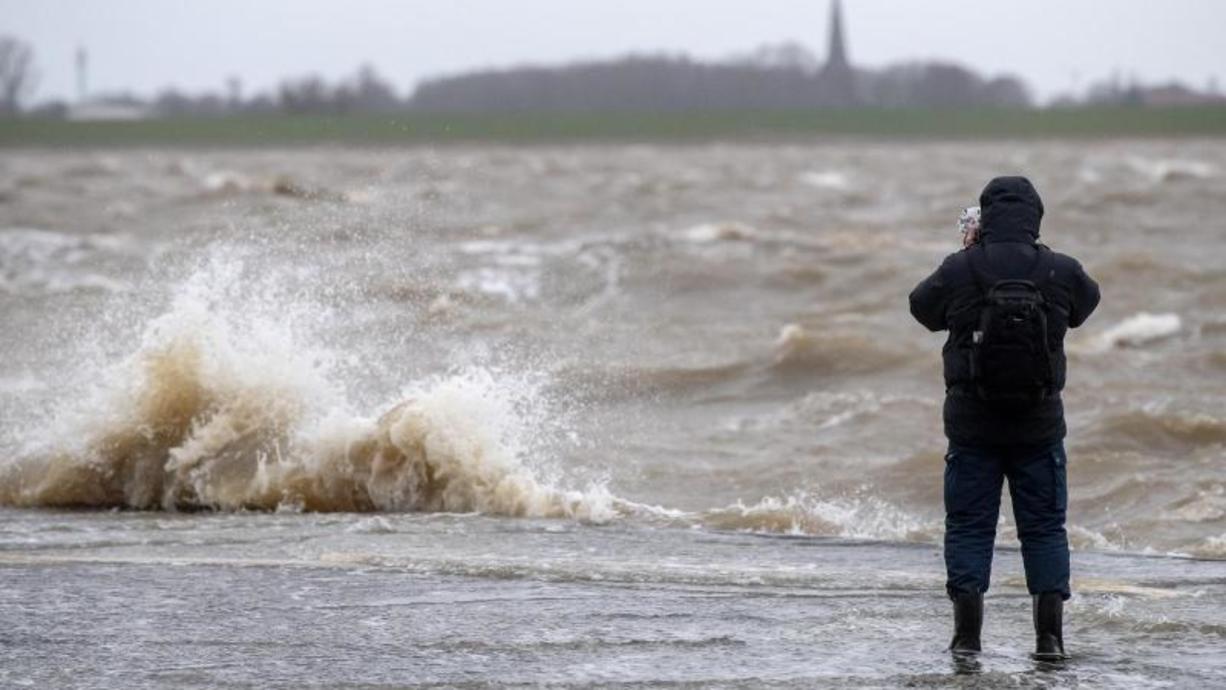 Das Bundesamt für Seeschifffahrt und Hydrographie (BSH) hat vor einer möglichen Sturmflut an der deutschen Nordseeküste gewarnt. Der Höchststand werde für Donnerstagabend beziehungsweise -nacht erwartet.
