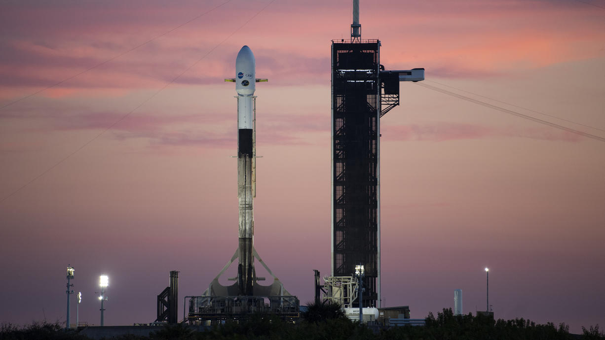 Eine verloren gegangene Raketenstufe des Unternehmens SpaceX steht kurz vor dem Absturz auf dem Mond. Das 4-Tonnen schwere Raketenteil konnte 2015 nicht wie geplant zum Verglühen in die Erdatmosphäre gelenkt werden.
