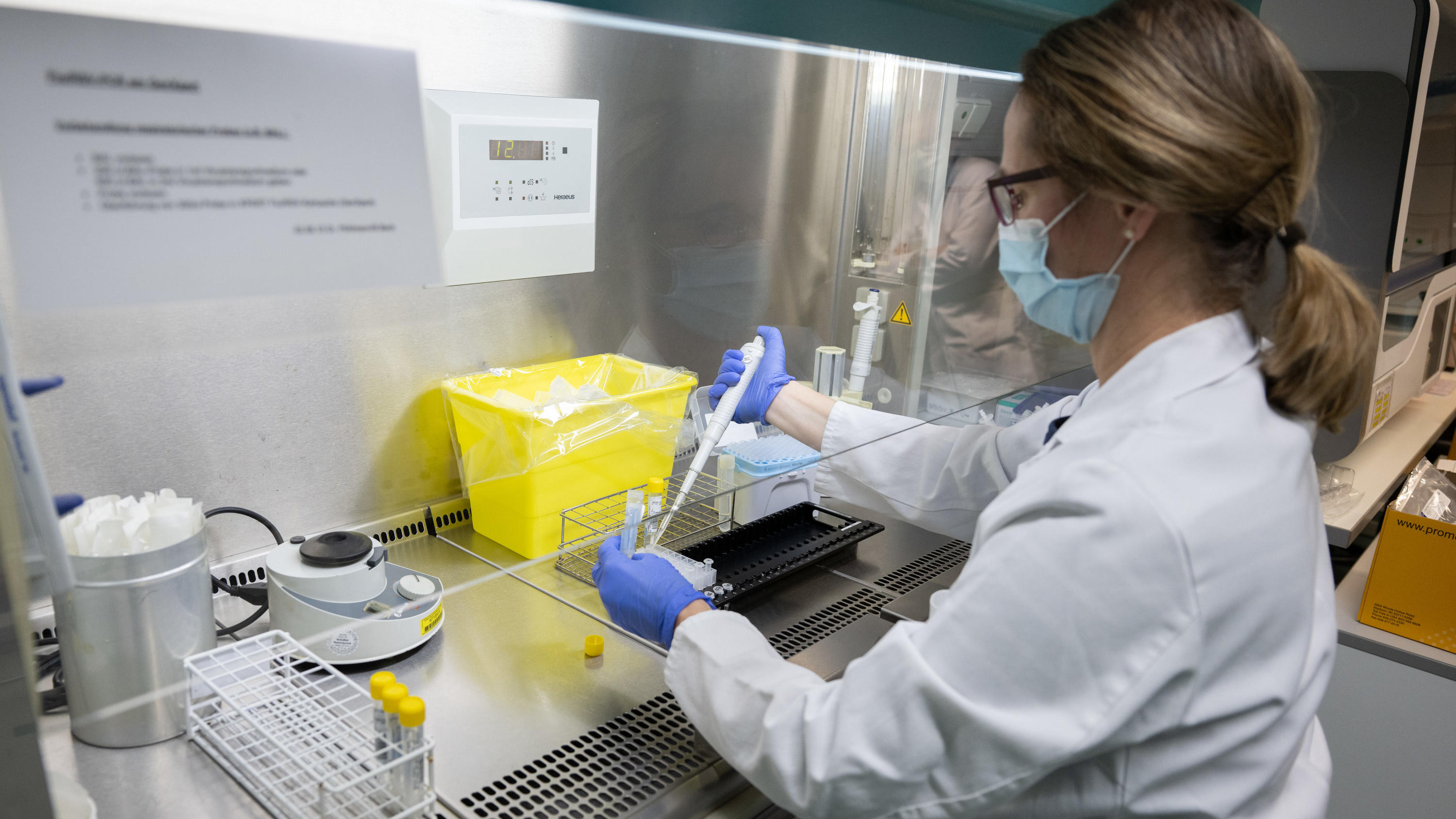 27.01.2021, Baden-Württemberg, Stuttgart: Eine Mitarbeiterin des PCR Testlabors des Robert Bosch Krankenhauses bereitet PCR Tests vor. Foto: Bernd Weißbrod/dpa +++ dpa-Bildfunk +++