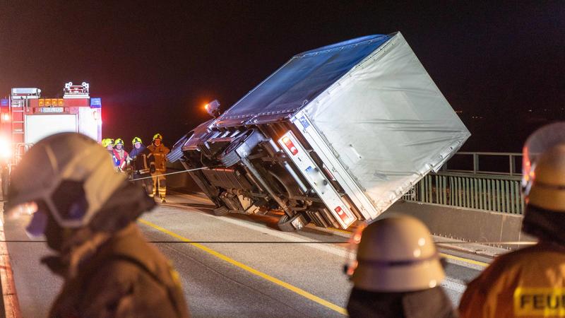 LKW kippt auf Fehmarnsundbrücke um am 29.01.2022, Fehmarn, Fehmarnsundbrücke In der Nacht zum Sonntag ist auf der Fehmarnsundbrücke ein LKW von einer Böe des Sturms Nadia erfasst worden. Dabei kippte er auf der Brücke um. / FOTO: DENNIS ANGENENDT Co