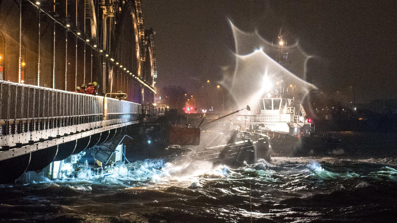 29.01.2022, Hamburg: Ein Binnenschiff hängt unter der Freihafenelbbrücke fest. Beim Durchfahren der Brücke im starken Sturm war das Schiff mit dem Steuerhaus an der Brücke hängengeblieben und hat sich dabei verklemmt. Foto: Daniel Bockwoldt/dpa +++ d