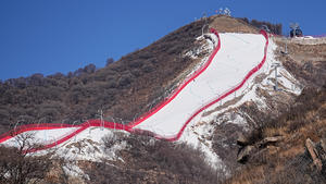 Blick auf die schneebedeckte Piste im Nationalen Ski-Alpin-Zentrum. Die Olympischen Winterspiele in Peking finden vom 04.-20.02.2022 unter strengen Corona-Auflagen statt.