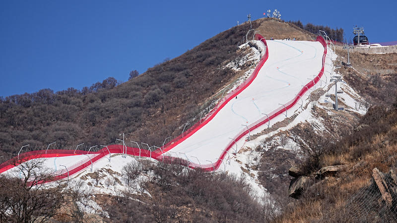 Blick auf die schneebedeckte Piste im Nationalen Ski-Alpin-Zentrum Yanqing.