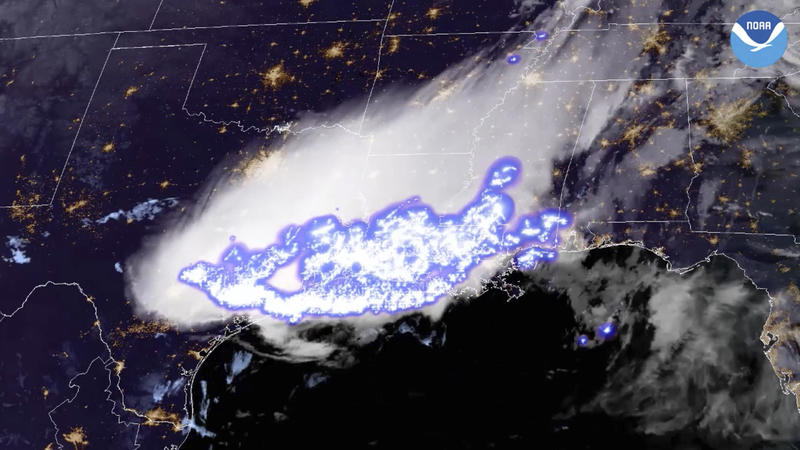 HANDOUT - 31.01.2022, USA, -: Dieses von der National Oceanic and Atmospheric Administration zur Verfügung gestellte Satellitenbild zeigt einen Gewitterkomplex, in dem am 29. April 2020 der mit rund 768 Kilometern längste Blitz erfasst wurde. 