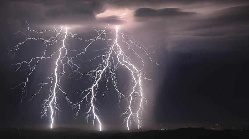 ARCHIV - 16.08.2020, USA, Healdsburg: Blitze entladen sich über der Santa Rosa Plain in der Nähe von Healdsburg im US-Bundesstast Kalifornien. 