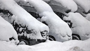 01.02.2022, Bayern, Sonthofen: Schneebedeckte Wohnmobile stehen auf dem Hof eines Wohnmobil-Verleihs. Foto: Karl-Josef Hildenbrand/dpa +++ dpa-Bildfunk +++