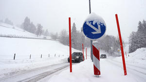 01.02.2022, Bayern, Blaichach: Autos fahren auf einer schneeglatten Straße. Foto: Karl-Josef Hildenbrand/dpa +++ dpa-Bildfunk +++