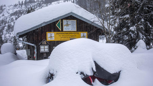 ID 520 Nach dem Sturm kommt der Schnee. Nachdem beide Sturmtiefs vom Wochenende und Montag abgezogen sind, folgen intensive Schneefälle für die Berge Mitteldeutschlands und den Alpen. Besonders intensiv sind die Schneefälle von Montagabend bis Mittwochabend in den Alpen. Betroffen hier vor allem das Oberallgäu, die Regionen Balderschwang und Grasgehren. Alleine 50 cm Neuschnee in nur 12 Stunden fielen in Grasgehren. Die Anwohner müssen mit Schneefräsen ihre Grundstücke und Terrassen beräumen. Der Winterdienst ist im Dauereinsatz. Tiefschneefahren mit einem großen Board bei solch Schneefällen ideale Bedingungen. Mit den Schneefällen steigt jedoch auch die Lawinengefahr stark an. Urlauber, welche abreisen, werden besonders üb
