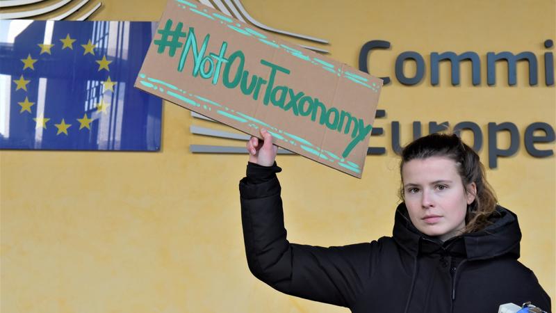 13.01.2022, Belgien, Brüssel: Klimaaktivistin Luisa Neubauer steht am Rande eines Protests gegen ein grünes EU-Label für Atomkraft und Gas innerhalb der sogenannten Taxonomie vor der EU-Kommission. Foto: Marek Majewsky/dpa +++ dpa-Bildfunk +++