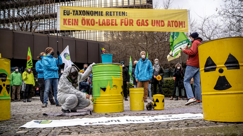 News Bilder des Tages Demonstration zur Taxonomie Am 02.02.2022 fand in München eine Demonstration zur Taxonomie statt. Anlass dafür ist das die Eu ihren vorschlag zur Taxonomie veröffentlichen will, wobei die Atomkraft und Fossiles Gas als nachhalti