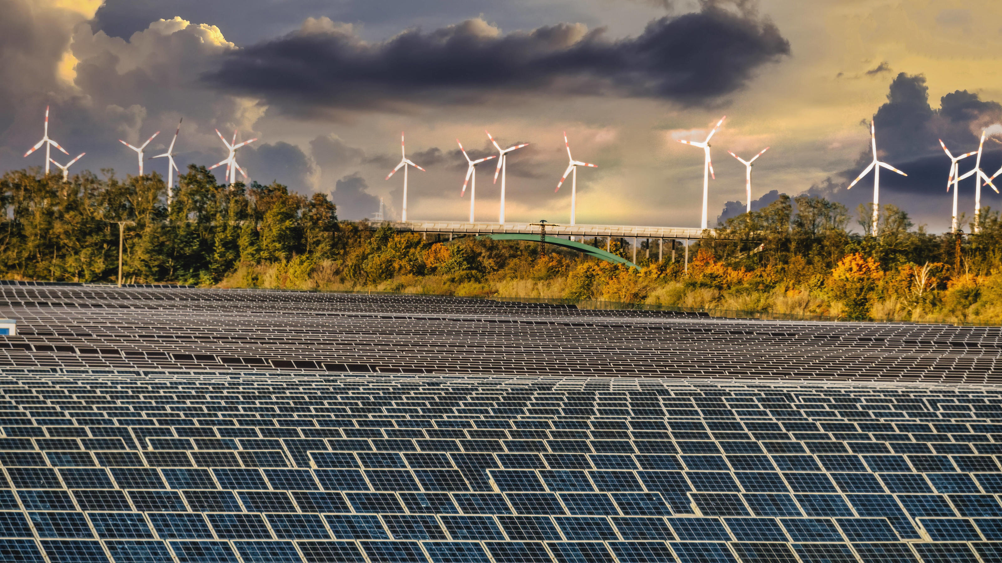 Fotovoltaik / Solaranlage auf Feldern und Wiesen - Symbolbilder Solar Feld und Windkraftanlagen im Solar Valley .Standort vieler Solarfirmen wie Q-cells Sovello bei Bitterfeld-Wolfen in Sachsen-Anhalt Solar valley , solar fields and windfarm at Bitt