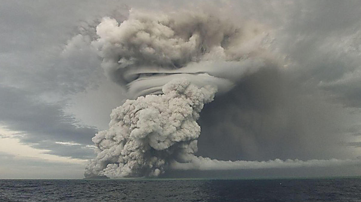 Über dem Vulkan Tonga Hunga Ha'apai steigt in nordöstlicher Richtung eine große Asche-, Dampf- und Gaswolke bis in eine Höhe von 40 km über dem Meeresspiegel auf.