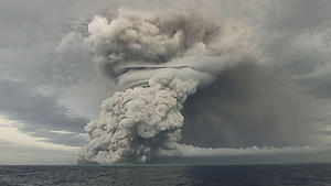 HANDOUT - 14.01.2022, Tonga, Hunga Ha'apai: Über dem Vulkan Hunga Ha'apai steigt in nordöstlicher Richtung eine große Asche-, Dampf- und Gaswolke bis in eine Höhe von 18-20 km über dem Meeresspiegel auf. Der gewaltige Ausbruch eines Untersee-Vulkans vor Tonga im Pazifik war laut Nasa mehrere Hundert mal stärker als die Sprengkraft der Atombombe über Hiroshima. (zu dpa "Nasa: Vulkanausbruch vor Tonga viel stärker als Hiroshima-Atombombe") Foto: Tonga Geological Services/ZUMA Press Wire Service/dpa - ACHTUNG: Nur zur redaktionellen Verwendung und nur mit vollständiger Nennung des vorstehenden Credits +++ dpa-Bildfunk +++