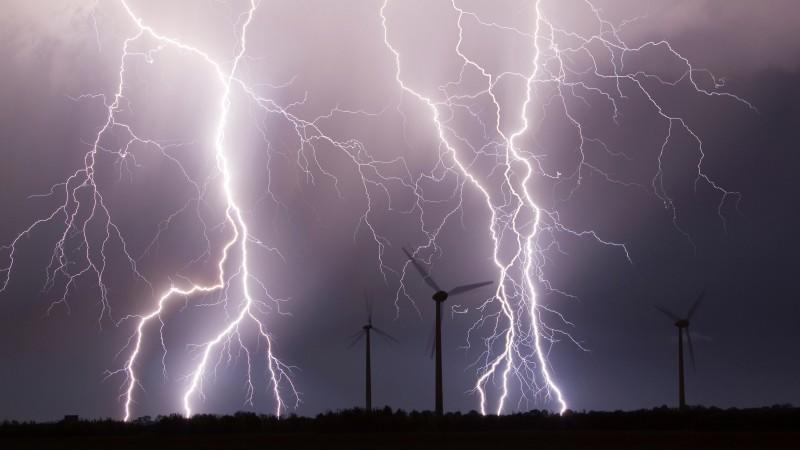 (Sperrfrist 26. Juli 2000) Ein heftiges Gewitter mit zahlreichen Blitzen zieht in der Nacht zu Donnerstag (03.05.2012) über den Windpark im sächsischen Dehlitz hinweg. Sommerstürme sind schädlich für die Ozonschicht. Die feuchtwarmen Stürme lassen Wa