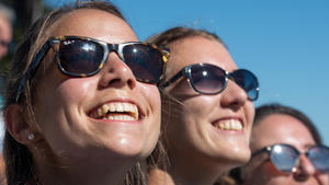 21.09.2019, Bayern, Immenstadt: Stefanie (l-r), Melanie und Caroline sitzen auf dem Berg Mittag und schauen in die Sonne, die sich in ihren Brillen spiegelt. Zahlreiche Menschen nutzen das Spätsommerwetter für einen Ausflug in die Berge. Foto: Stefan Puchner/dpa +++ dpa-Bildfunk +++
