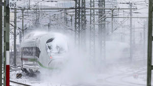 News Themen der Woche KW06 News Bilder des Tages Winter im Hauptbahnhof Stuttgart. Schnee bedingt kommt es zu Verspätungen und Zugausfällen. // DEU, Deutschland, Baden-Württemberg, Stuttgart, 10.02.2021. *** Winter at Stuttgart main station due to snow delays and train cancellations DEU, Germany, Baden Württemberg, Stuttgart, 10 02 2021