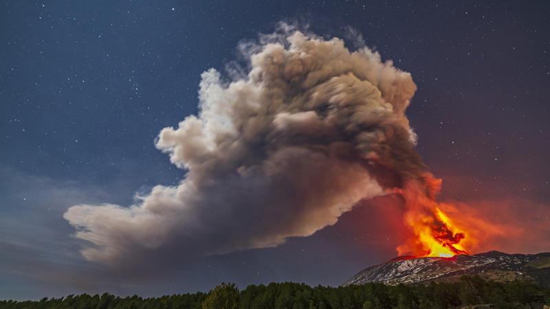 Rauch steigt aus einem Krater des Ätna, dem größtem aktiven Vulkan in Europa, auf.